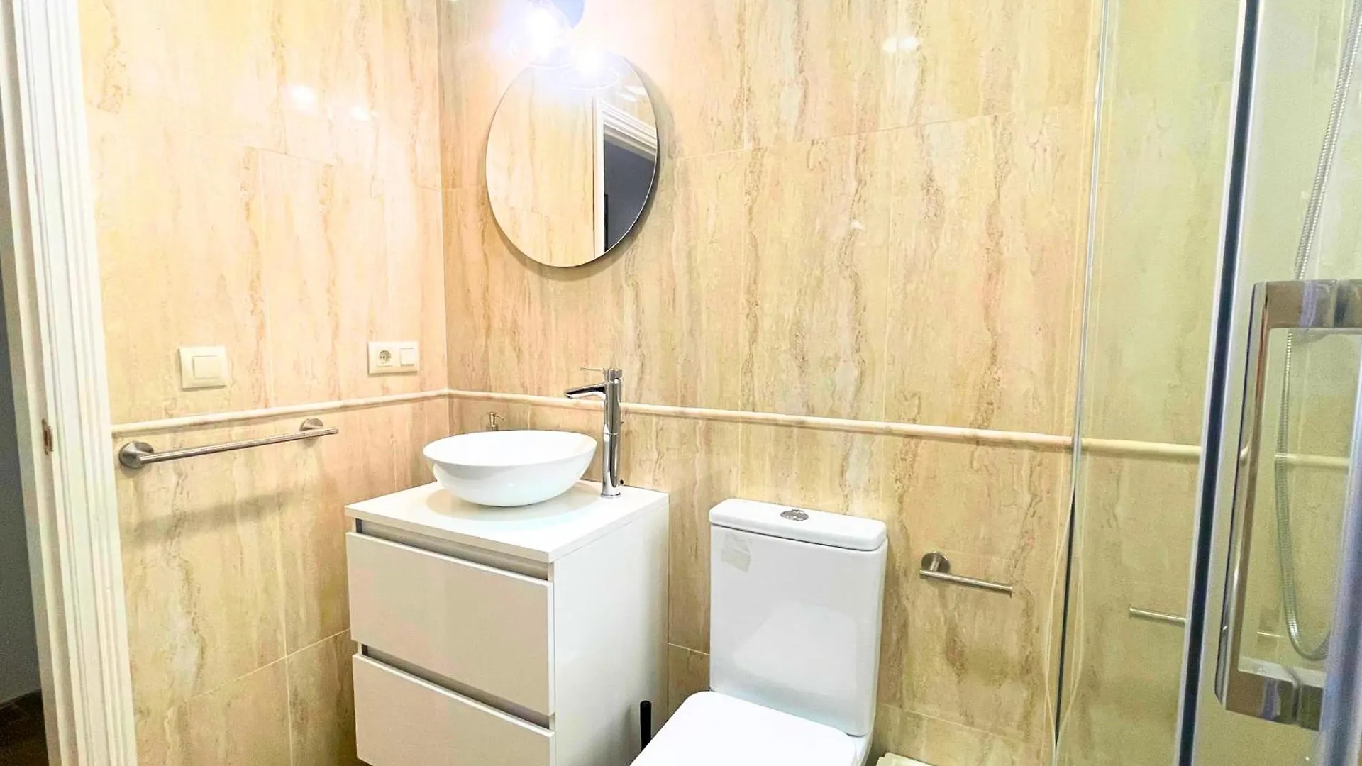 Home4U Gran Via Luxury Granada Apartment